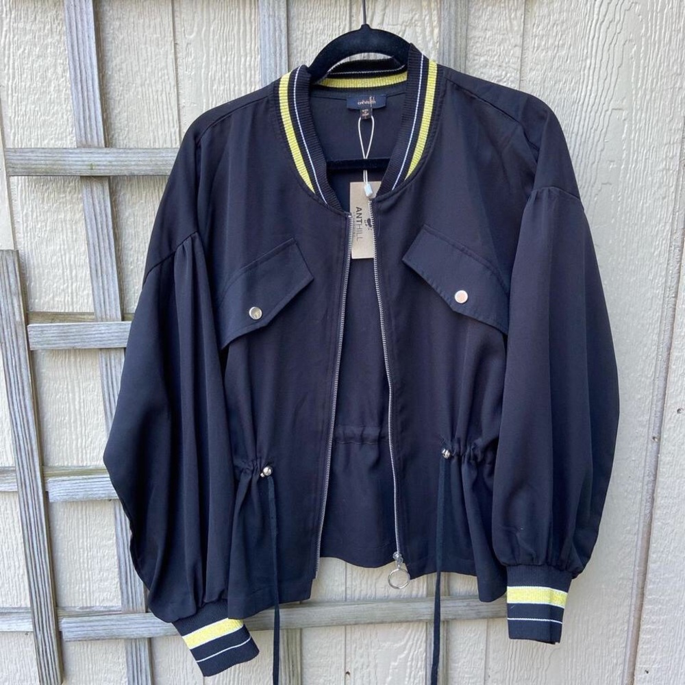 Lightweight black bomber jacket // zip up and drawstring ⚡️